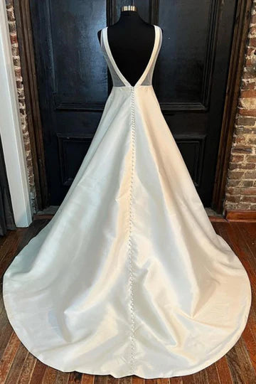 Robe de mariée longue trapèze en satin à décolleté plongeant et dos noué